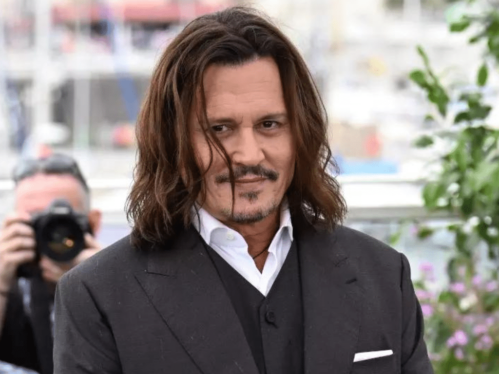La sorprendente reaparición de Johnny Depp en bastón tras ser encontrado inconsciente