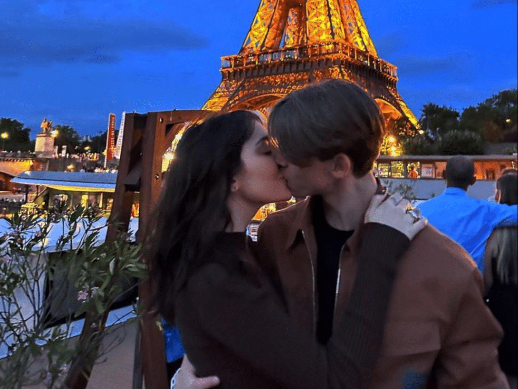 Las vacaciones de Felipe Fort con su novia por París: fotos en la Torre Eiffel y velada en el Moulin Rouge