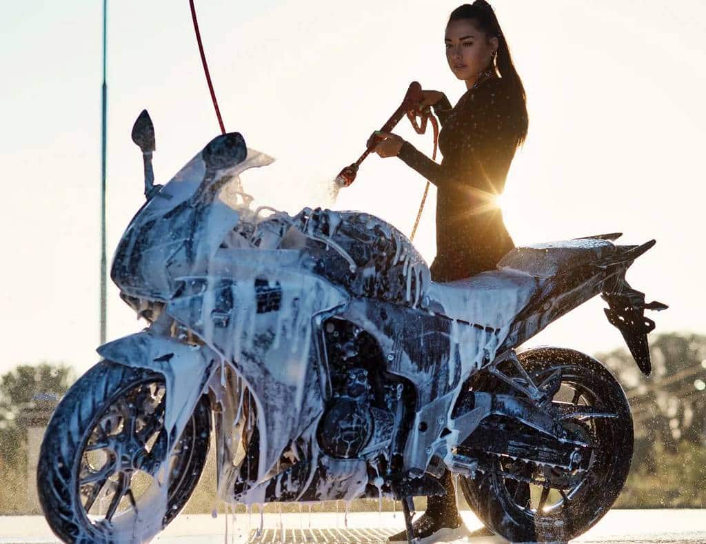 Mantén tu moto impecable: Guía para un lavado perfecto y protección duradera