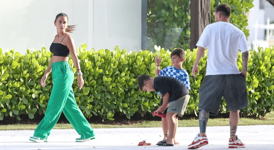 ¡Increíble coincidencia! Antonela Roccuzzo y Katie Holmes comparten el mismo look en Miami