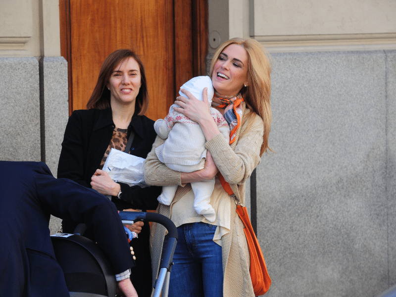 ¡Las fotos más tiernas del primer paseo de Viviana Canosa con su hija recién nacida!