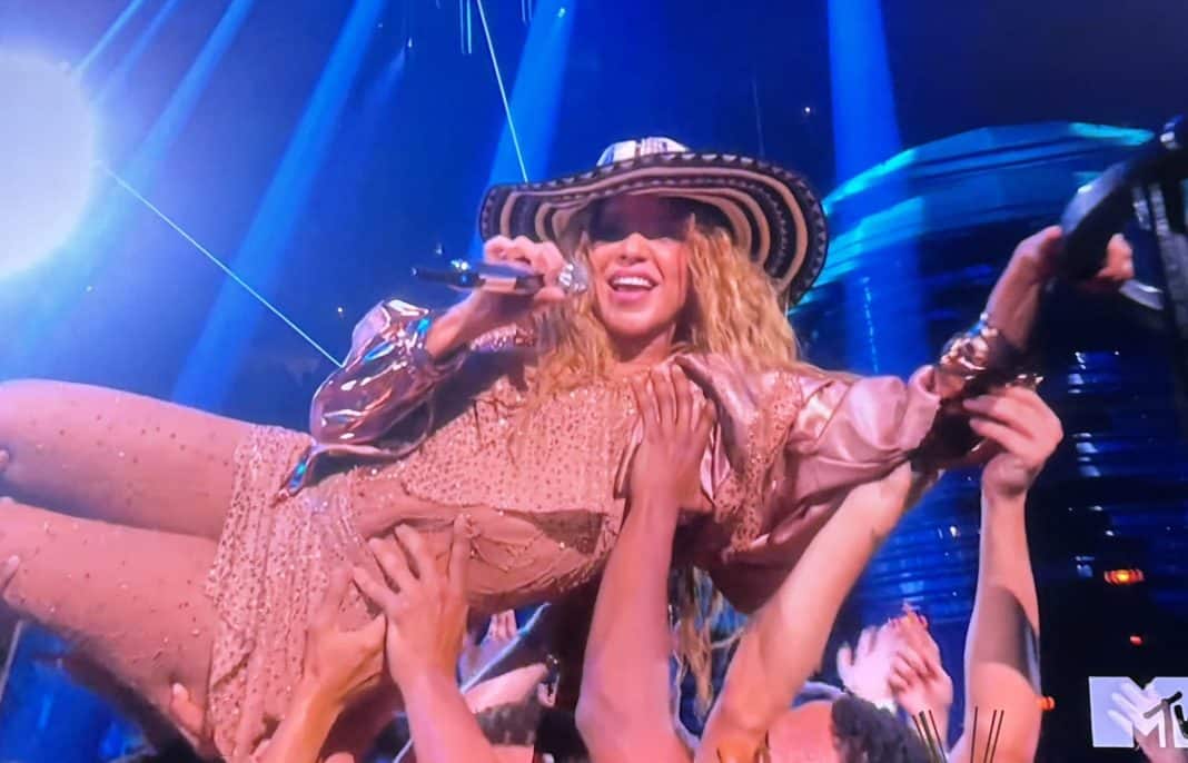 ¡Shakira arrasa en los Video Music Awards con su increíble actuación!