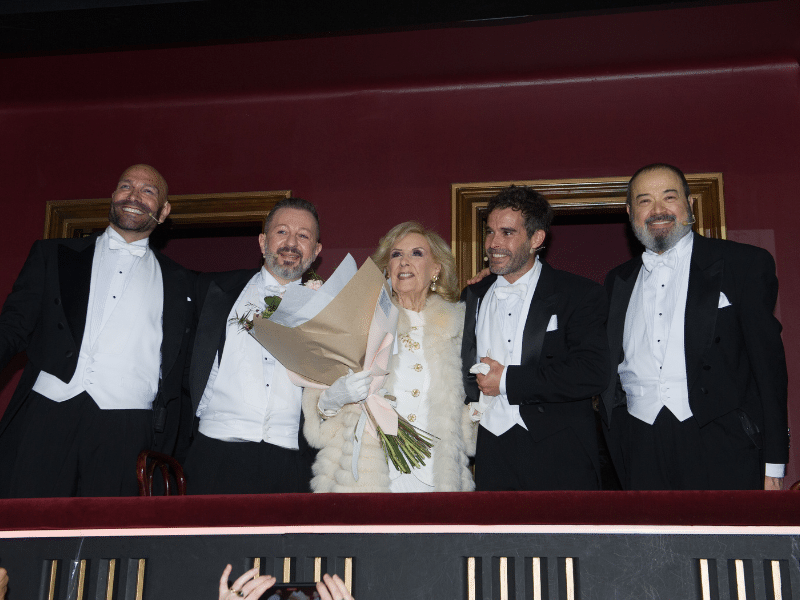 Mirtha Legrand sorprende al público con su visita al teatro y sus bromas picantes