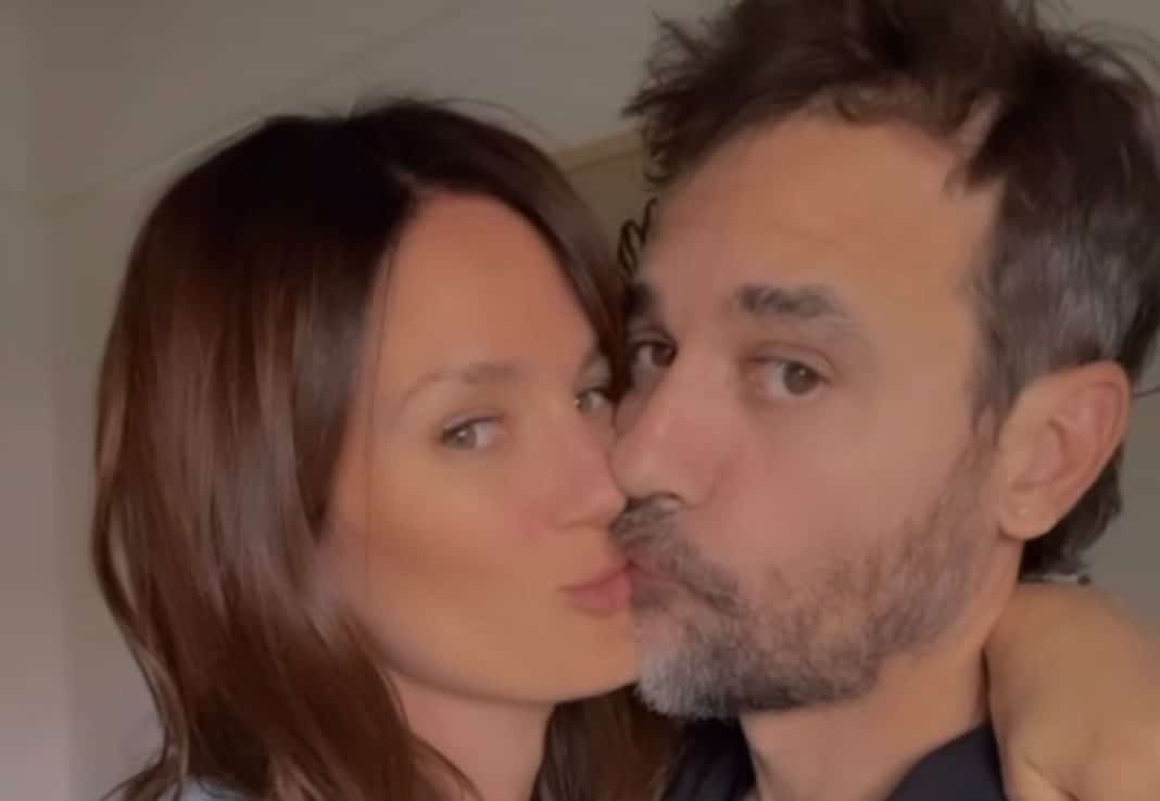 Paula Chaves desafía a Pedro Alfonso a un juego de Chinchón con una apuesta sorprendente