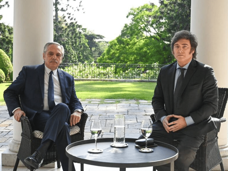 El incómodo encuentro entre Alberto Fernández y Javier Milei: análisis de gestos reveladores