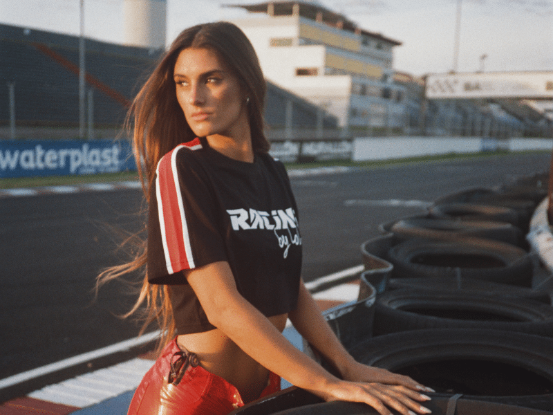 Lola Latorre sorprende con una producción de fotos en un autódromo