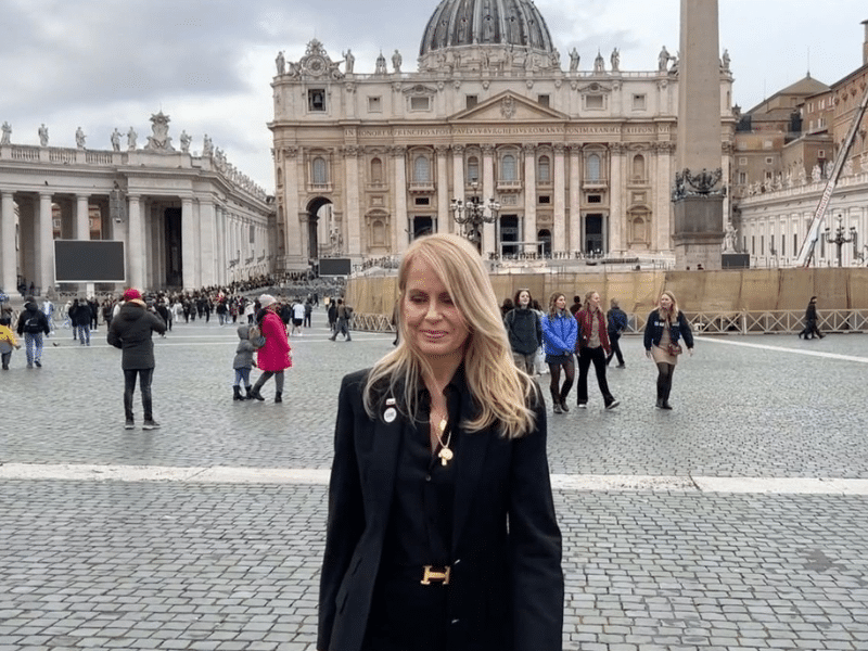 Cecilia Bolocco en el Vaticano: su misión para combatir el cáncer