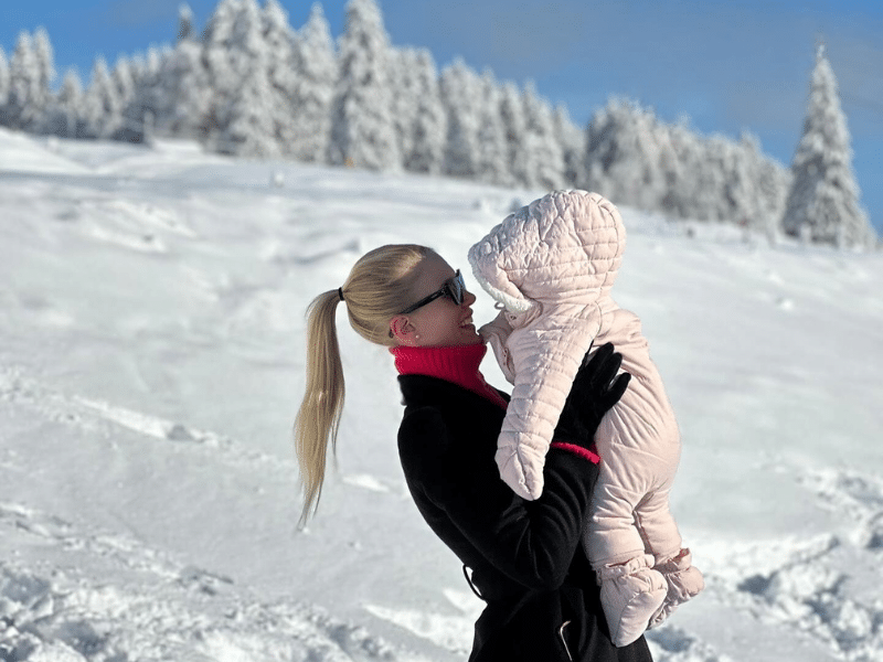 Elle, la hija de Maxi López y Daniela Christiansson, disfrutó de sus primeras vacaciones de invierno en Suiza