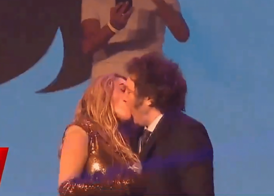 ¡Increíble! Javier Milei sorprende a todos en Mar del Plata con un apasionado beso a Fátima Florez