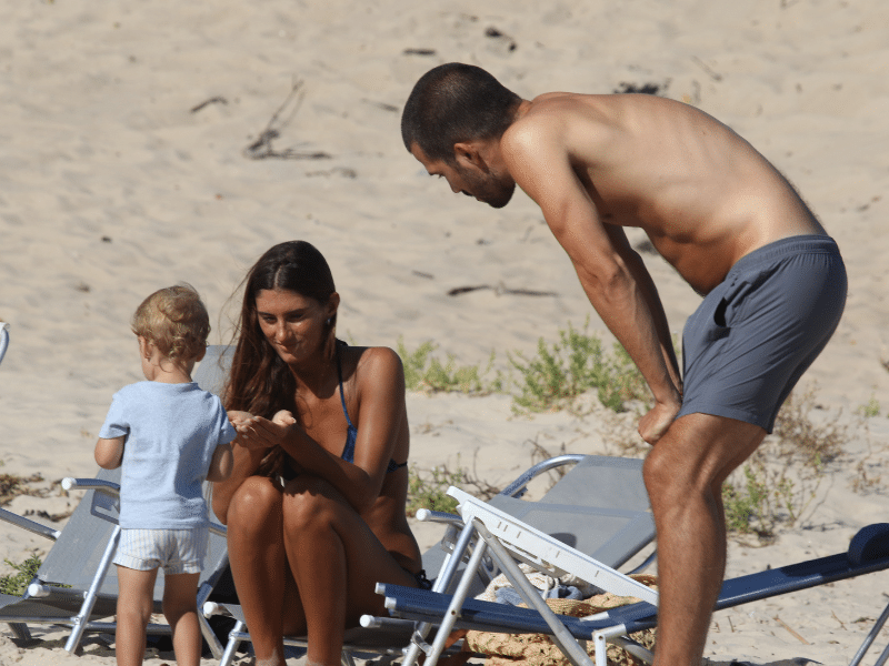 La tarde de playa de Lola Latorre y su novio en José Ignacio ¿De niñeros?