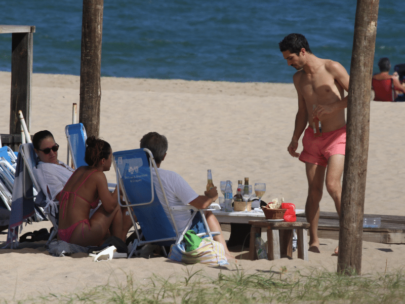 Ricardo Darín disfruta de unas relajadas vacaciones en Punta del Este junto a su familia