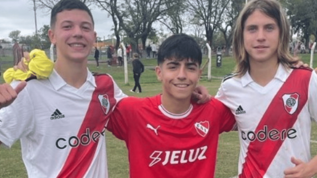El futuro asegurado: los hijos del Kun, Demichelis y Maxi López juegan un partido de inferiores