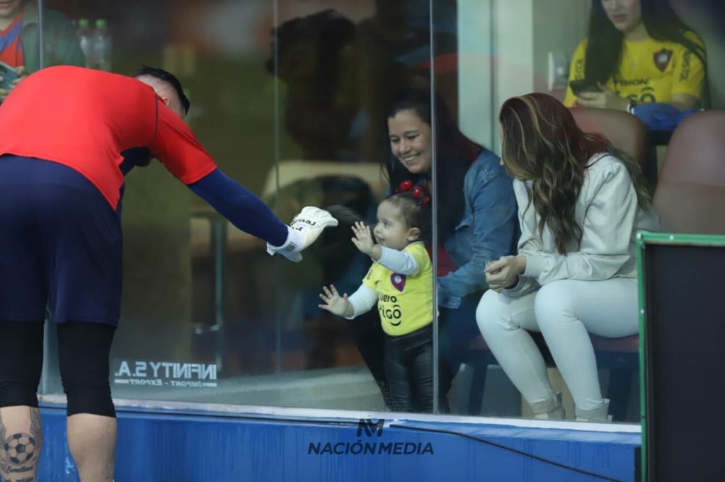 La adorable hija de un futbolista se roba el show en el Superclásico