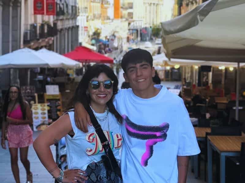 El increíble viaje de Gianinna Maradona y su hijo a Europa