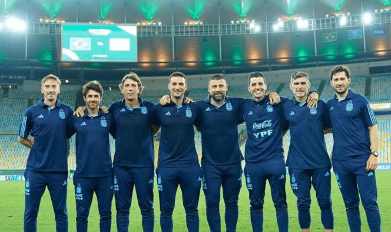 La foto viral de Lionel Scaloni y su cuerpo técnico antes de la final con Colombia: ¡Increíble similitud con Los Simuladores!