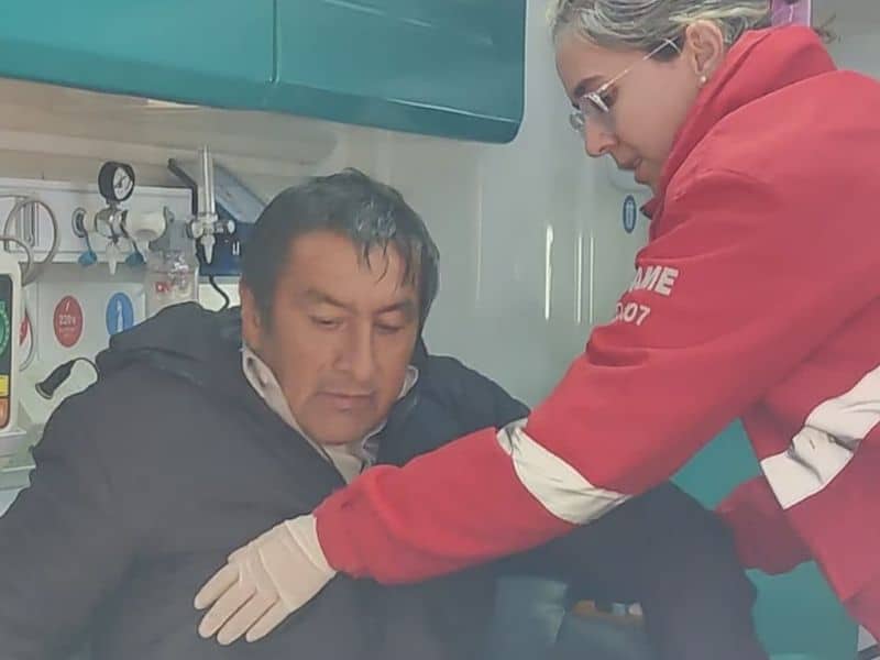 ¡Dramático momento! El papá de Loan se descompensa en plena marcha y necesita asistencia médica