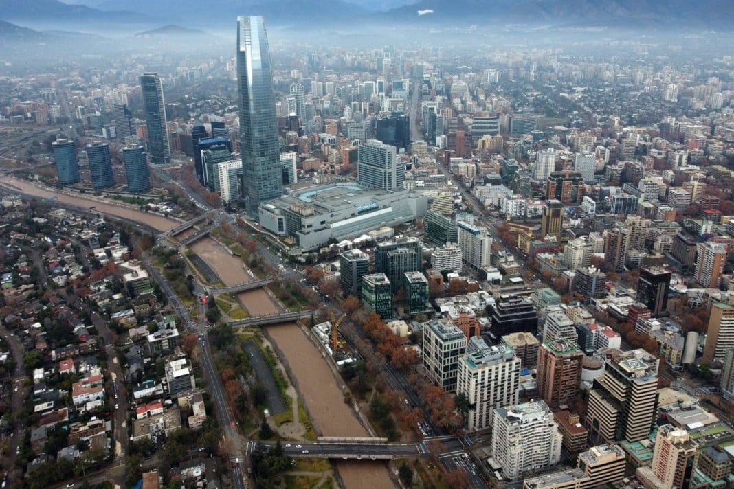 De la Expansión Descontrolada a la Vivienda Asequible: La Transformación Urbana de Santiago de Chile