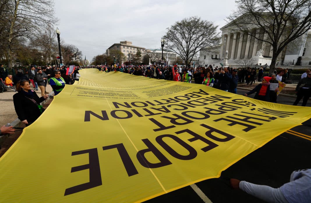 La Batalla por el Aborto en Estados Unidos: Paradojas, Derechos y Estrategias Políticas