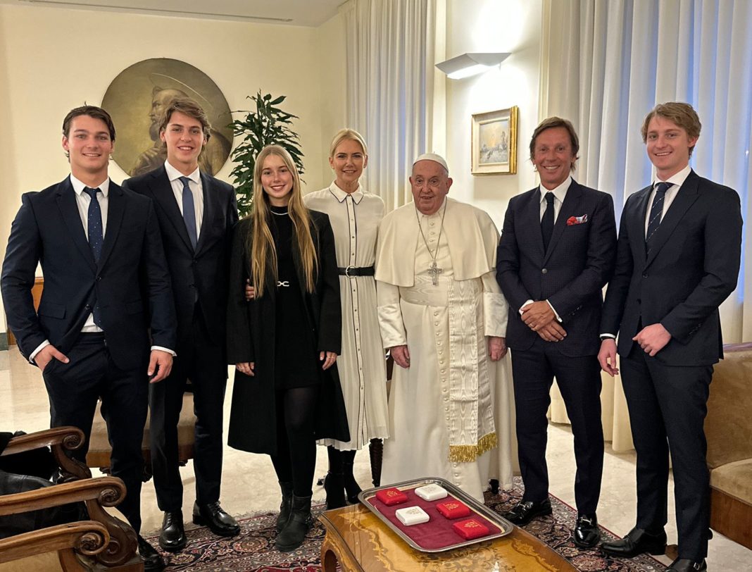 La Familia Mazza-Gravier Bendecida por el Papa Francisco: Un Encuentro Inolvidable