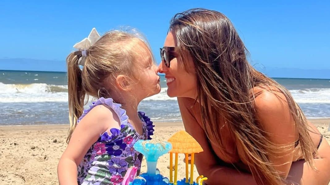 Pampita y Anita: Momentos Inolvidables en las Playas de Punta del Este