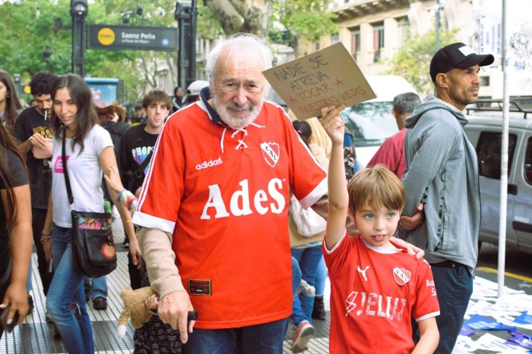 Hinchas Argentinos: Uniendo Generaciones y Comunidades en Tiempos de Crisis