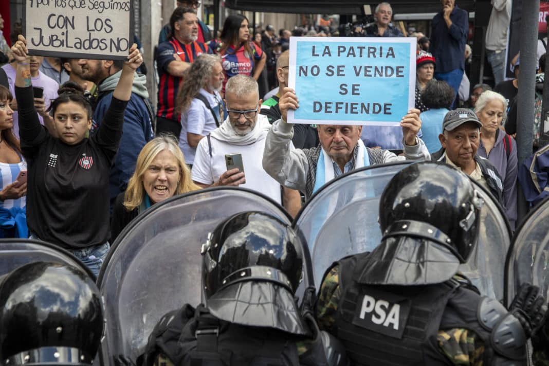 La Tormenta en el Congreso: Caos Dentro y Fuera