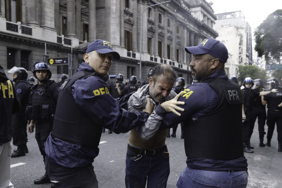 Manifestaciones Multitudinarias: Jubilados y Hinchas Enfrentan la Represión