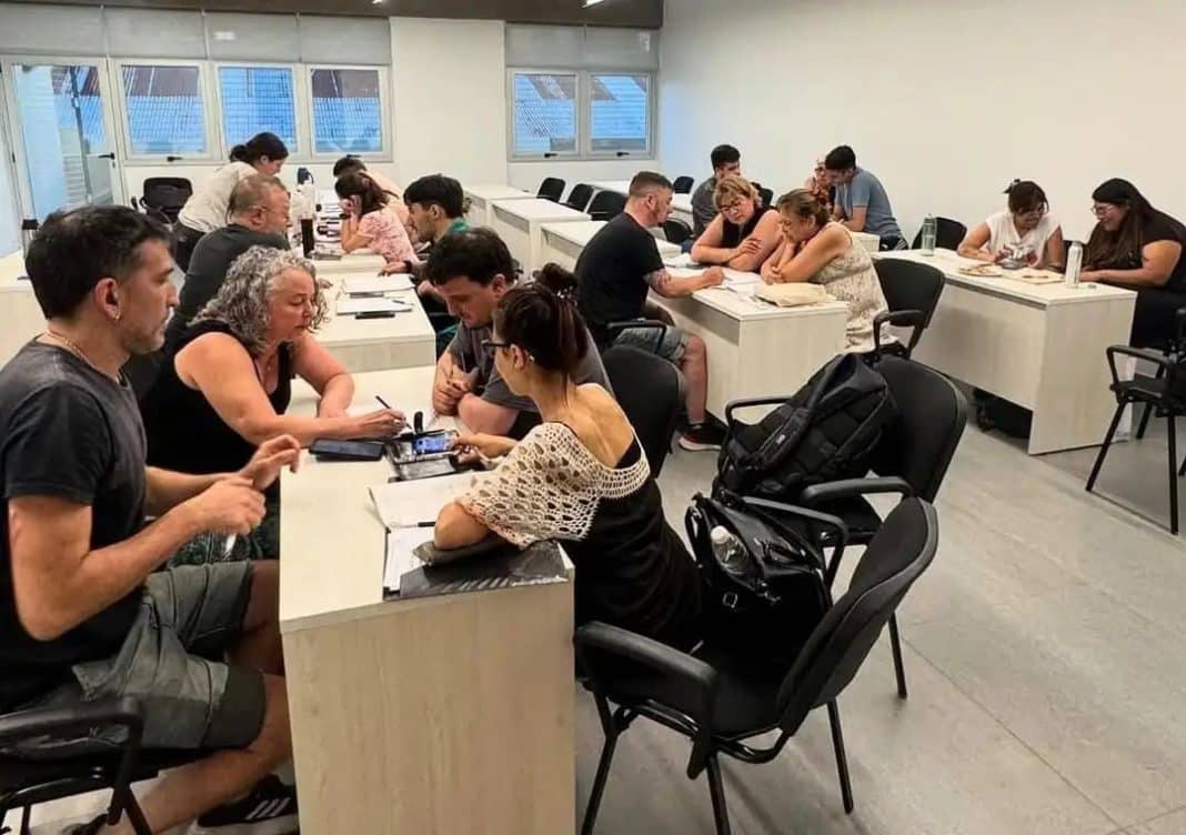 Trabajadores Estatales Aprueban Examen con Éxito: Un Análisis Profundo