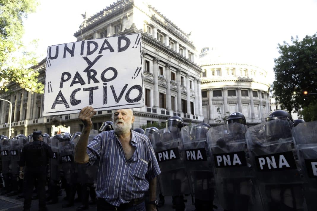 Unión de Hinchas y Jubilados: Una Marcha Imparable por Derechos y Justicia