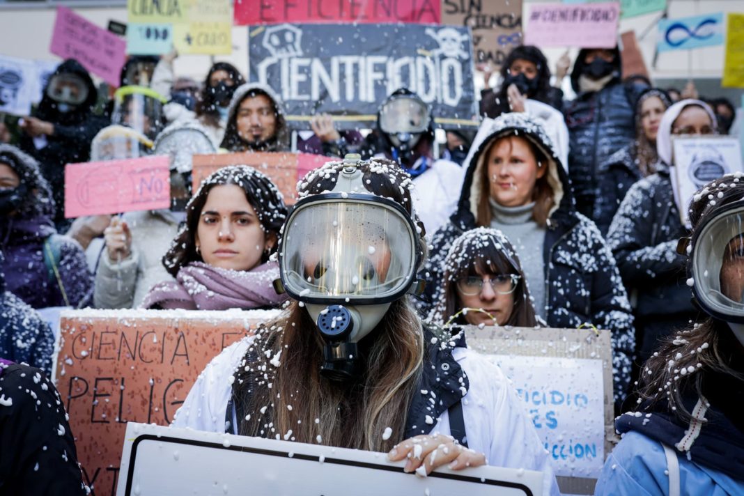 Científicos Unidos: Defendiendo la Ciencia y Construyendo un Futuro Brillante