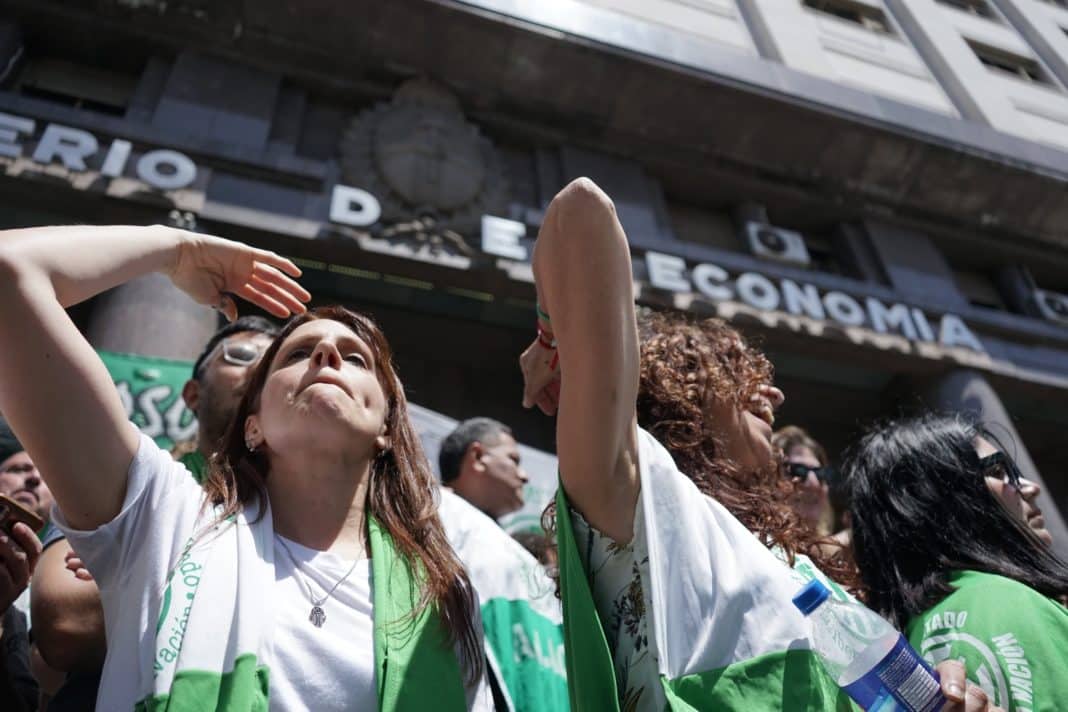 Cómo el Gobierno Restringe el Derecho a Huelga y Busca Dolarizar la Economía