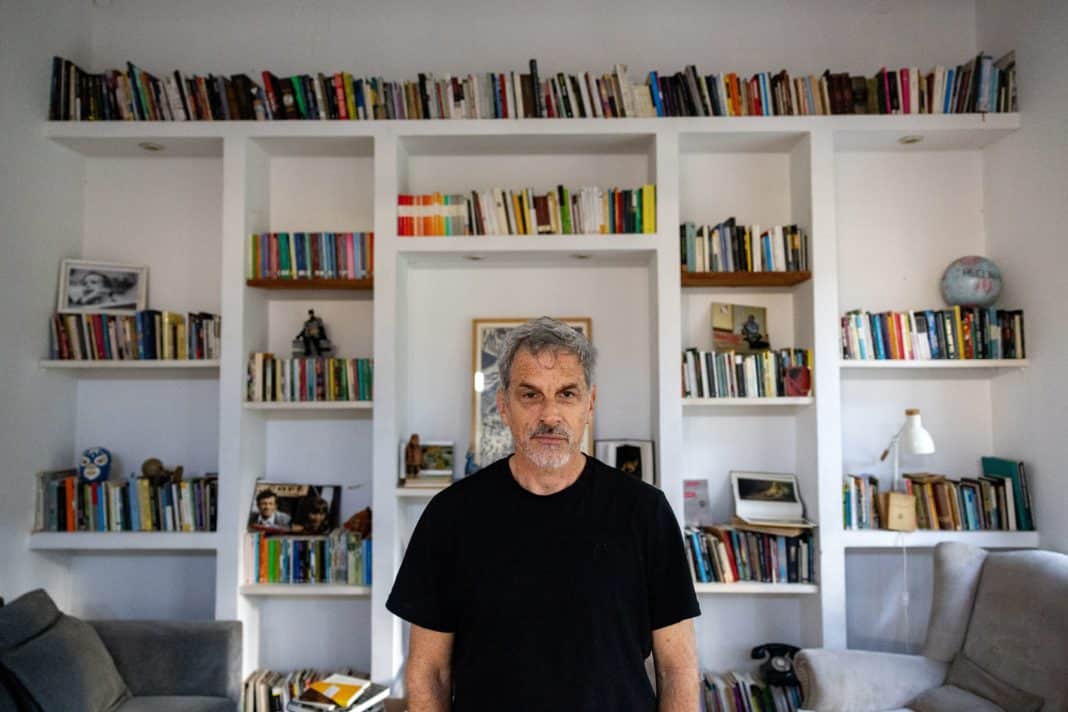 La Pasión Desbordante de Rafael Ferro: Un Lector Voraz Atrapado Entre Sus Libros