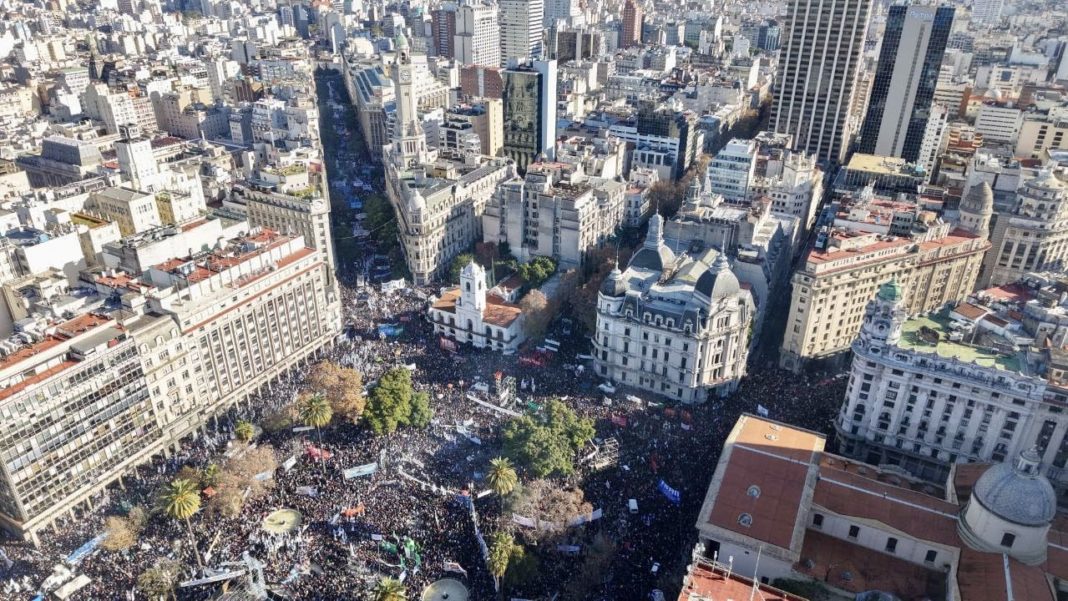 CFK Desafía a Sus Detractores: