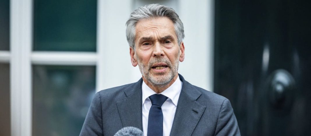 Caída del Gobierno Neerlandés: Renuncia del Primer Ministro Dick Rutte y Elecciones Anticipadas