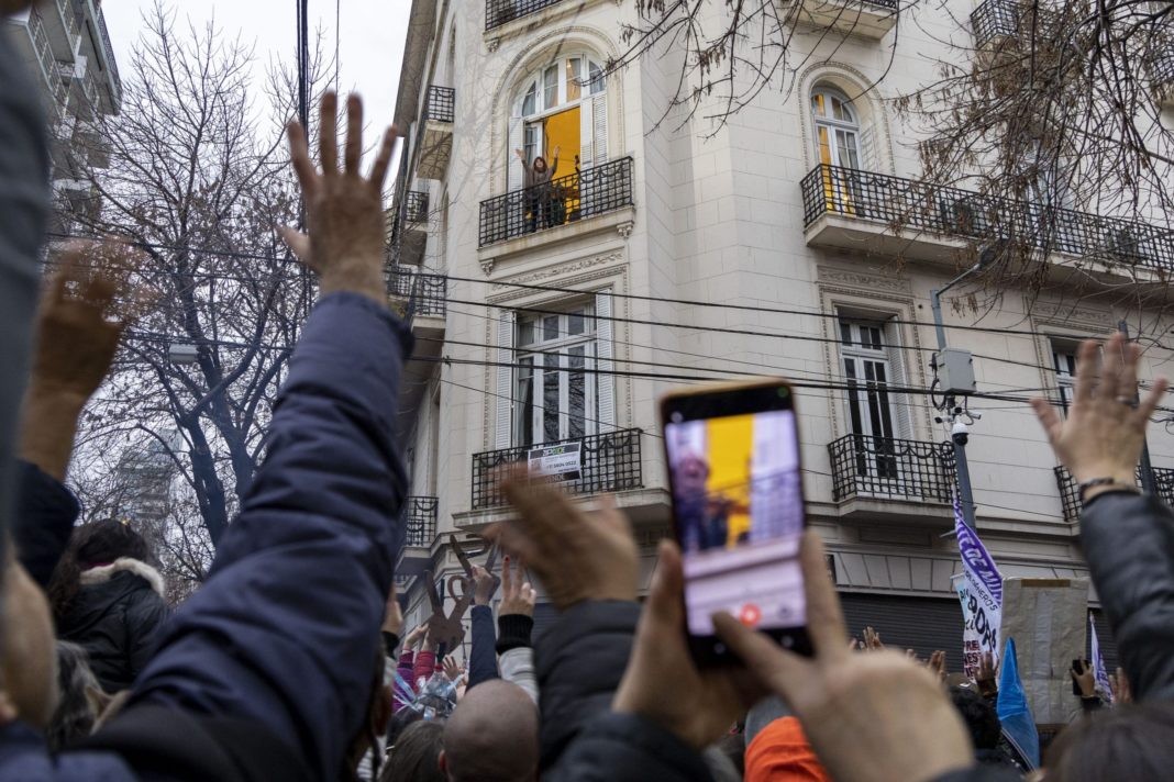Cristina Fernández de Kirchner: Navegando la Inestabilidad Global y la Polarización Política
