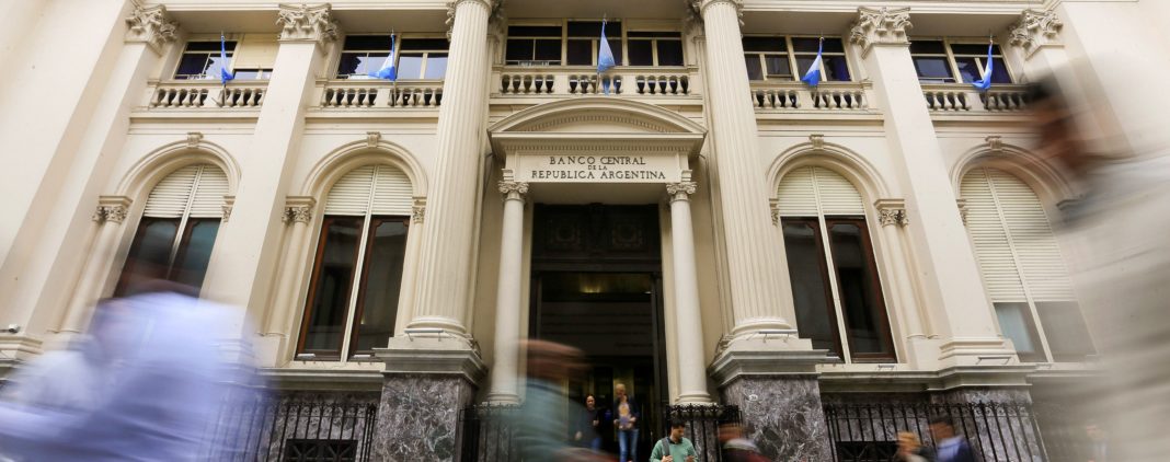 Hacia un Sistema Bimonetario Sostenible: Lecciones de Perú y Uruguay
