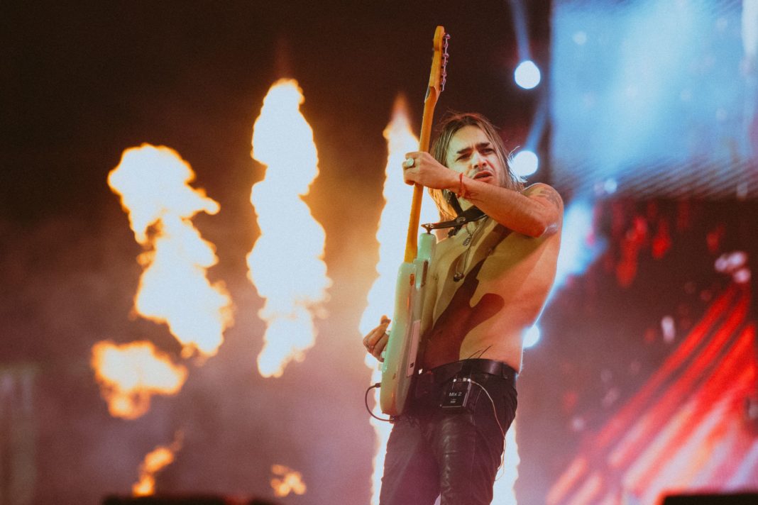 La Resurrección de la Guitarra: Cómo el Pop y el Trap Redescubren el Poder de las Seis Cuerdas