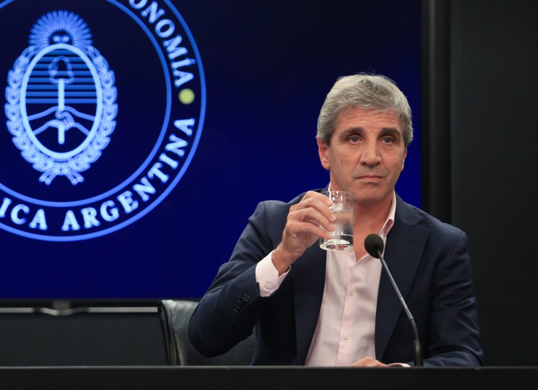 Salarios, Deuda y Elecciones: Claves Económicas y Políticas en Argentina