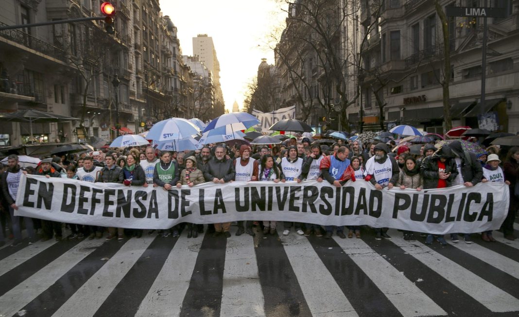 Universidades Públicas en Marcha: Exigiendo Mejoras Salariales y Presupuestarias