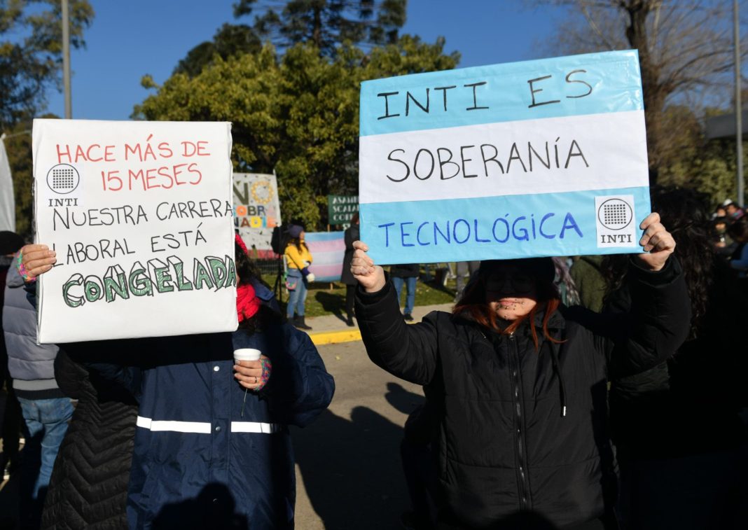 Gobierno cierra organismos y reestructura áreas clave antes de finalizar facultades delegadas