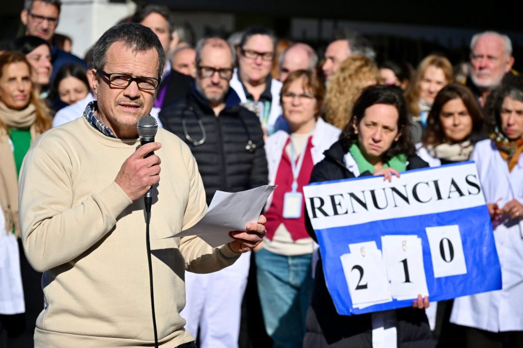 Residentes Médicos Reclaman: El Gobierno Cambió su Régimen a Becas, Eliminando Derechos Laborales