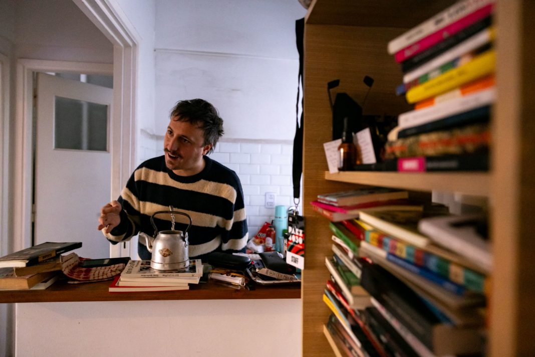 Tomás Quintín Palma: Un Humorista Rosarino Que Encuentra Inspiración en los Libros