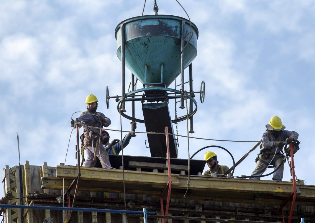 Trabajadores Argentinos Enfrentan Desafíos Laborales: Más Horas, Menos Calidad
