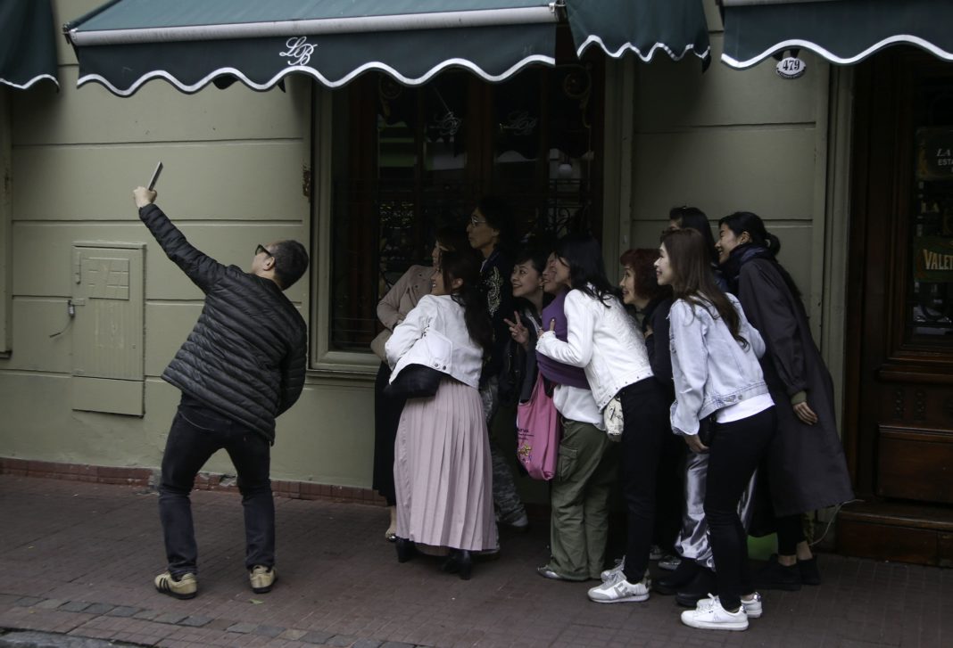 Turistas argentinos gastaron más de 550 millones de dólares en el exterior